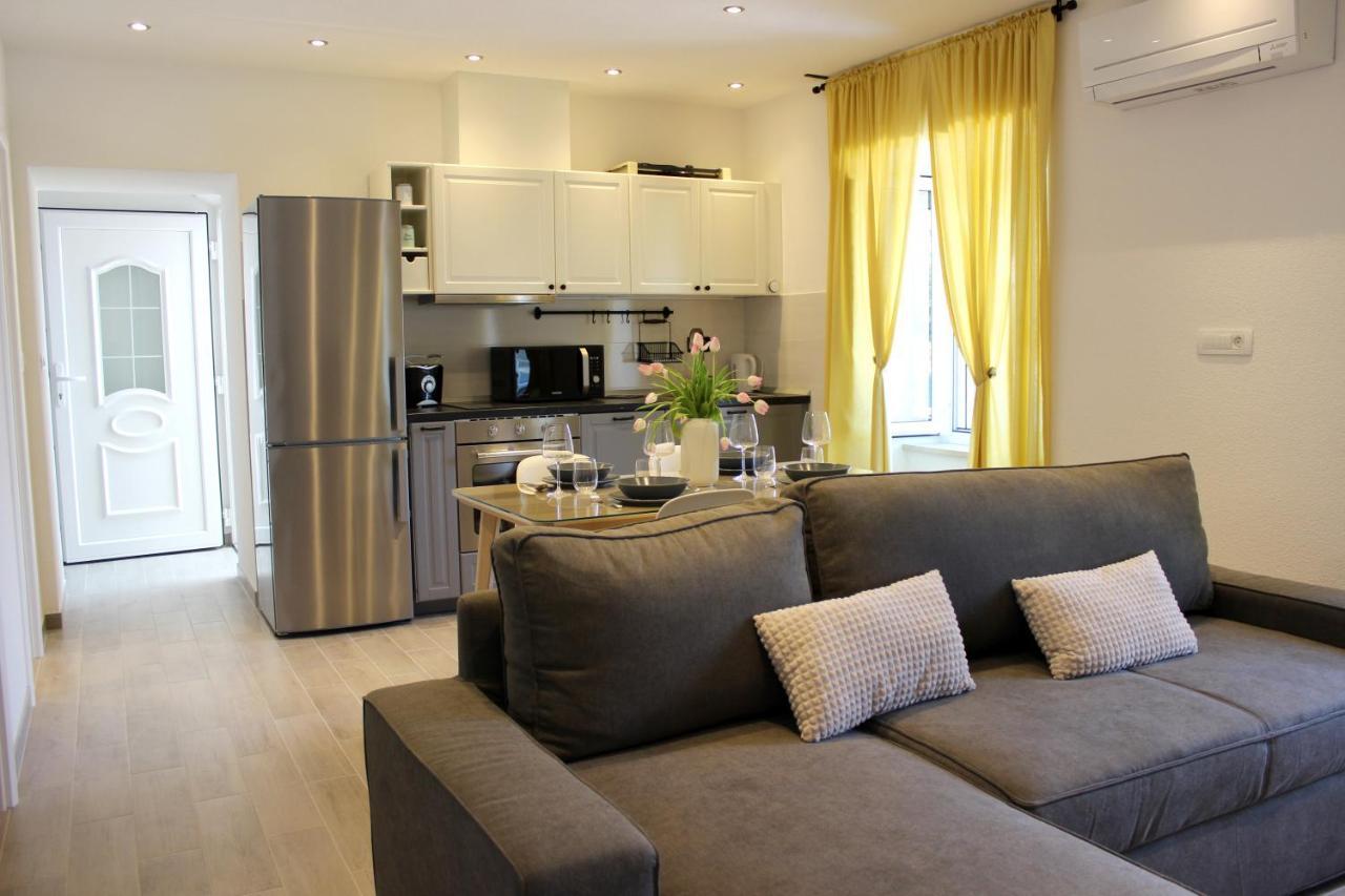 The View Apartment Pucisca Luaran gambar